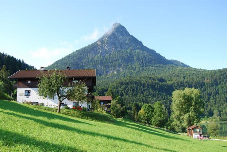Haus Seefried am See im Sommer mit Pendling